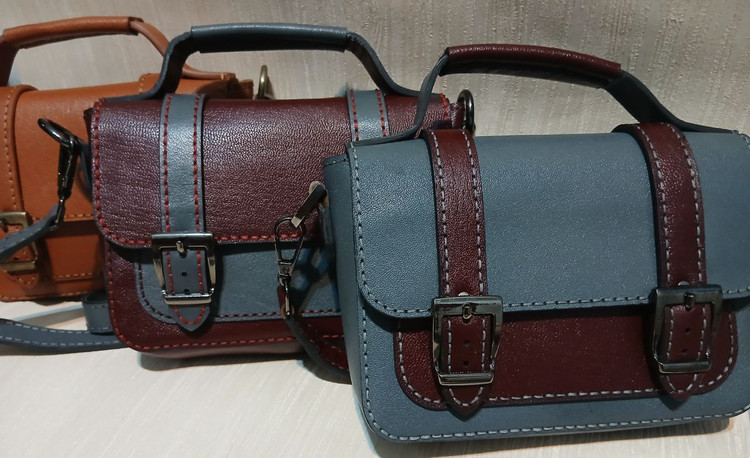 کیف دوشی دخترانه چرم طبیعی دستدوز زیباس چرم