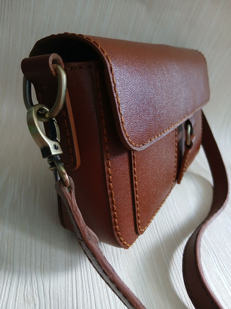 کیف زنانه چرم طبیعی با دوخت دستی