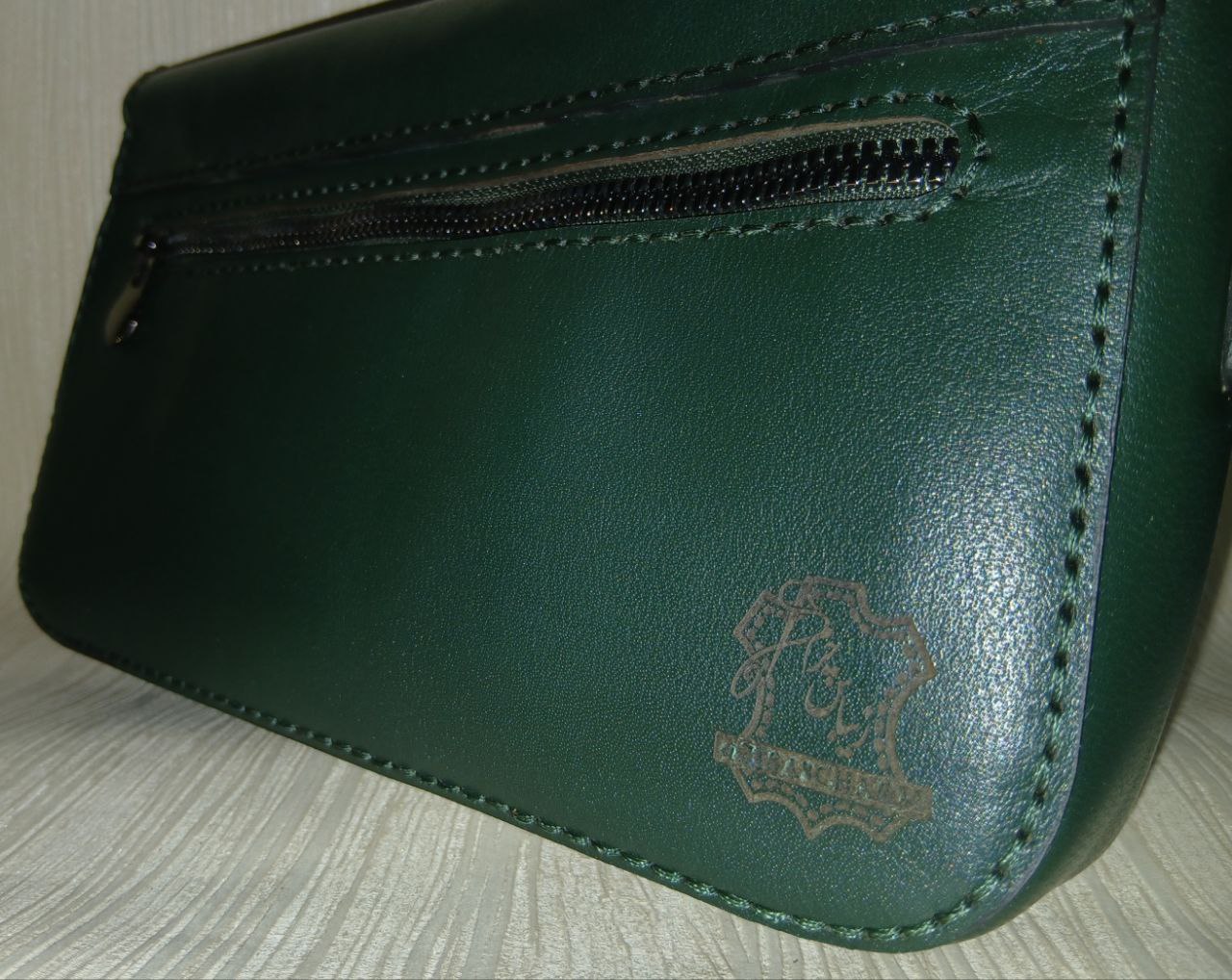 کیف دوشی زنانه چرم طبیعی دستدوز زیباس چرم