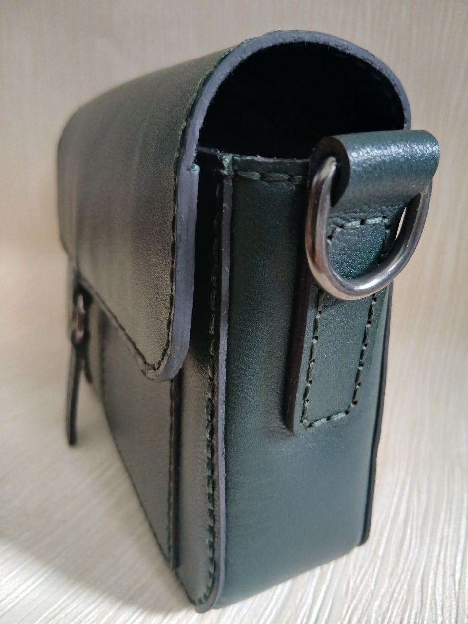 کیف دوشی زنانه چرم طبیعی دستدوز زیباس چرم