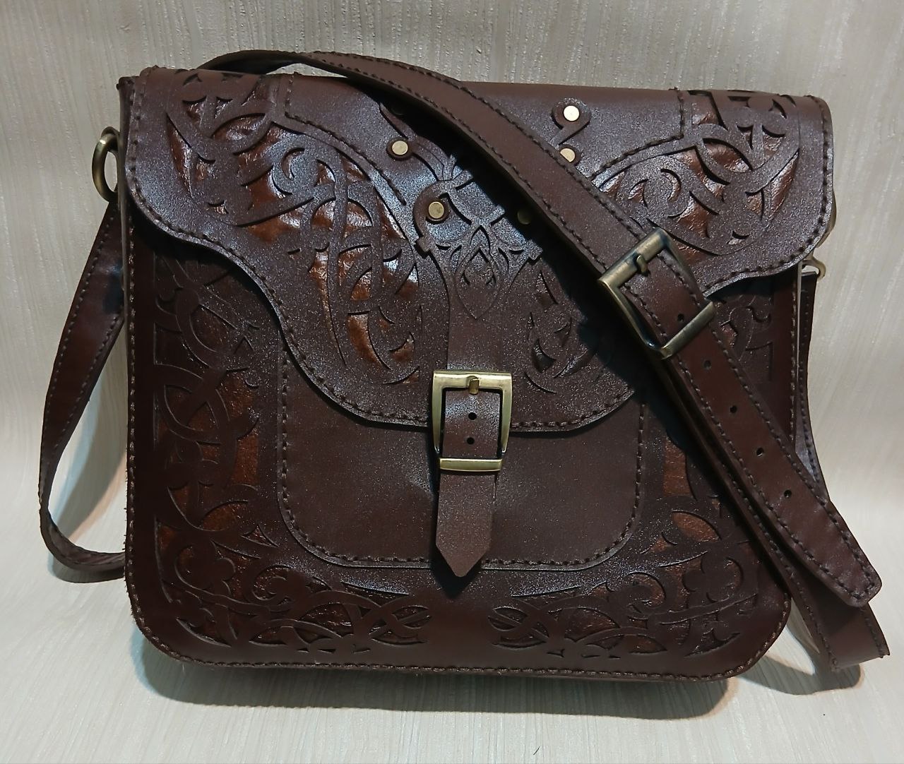 کیف دوشی زنانه چرم طبیعی طرح اسلیمی زیباس چرم