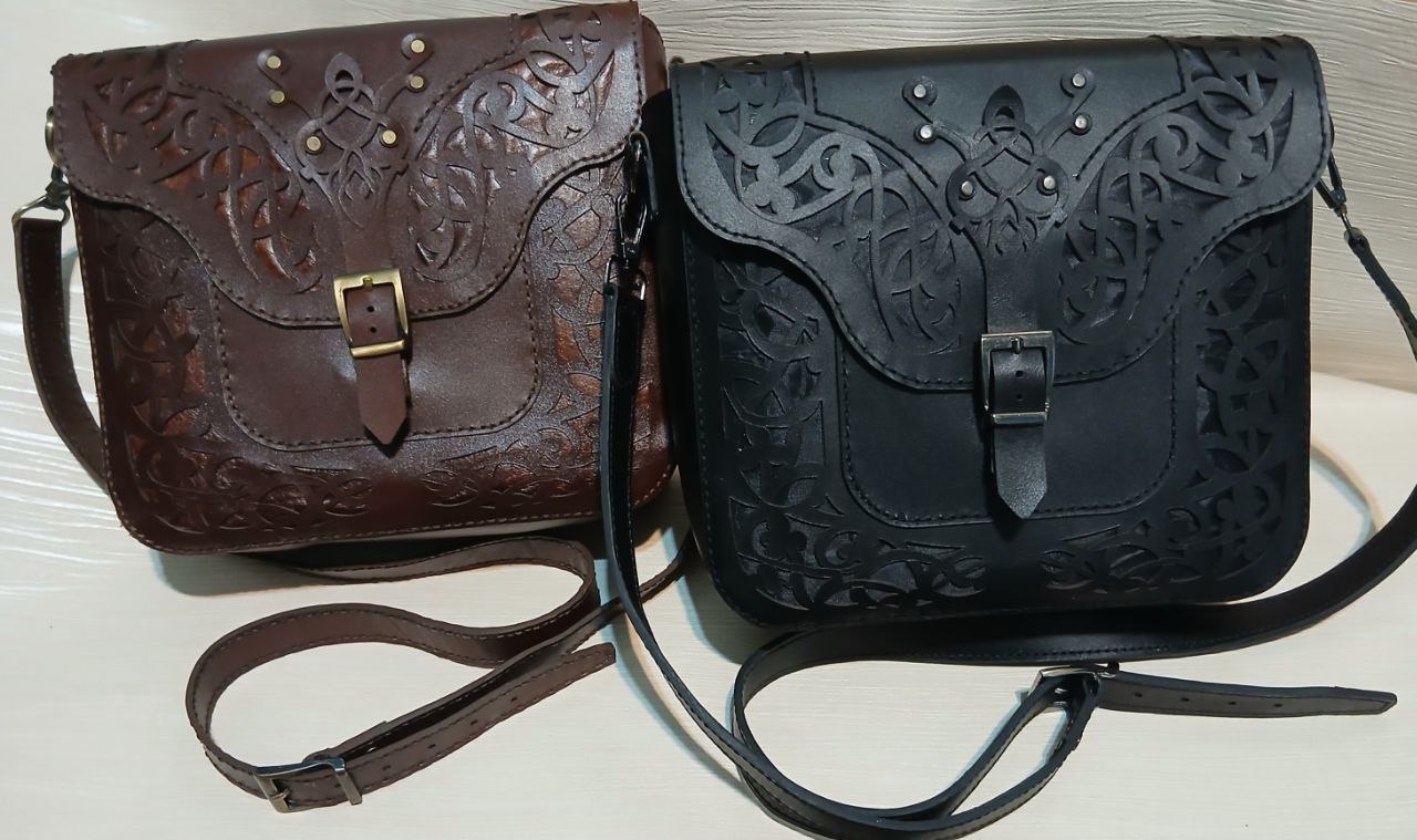 کیف دوشی چرم طبیعی زنانه با طرح سنتی ایرانی