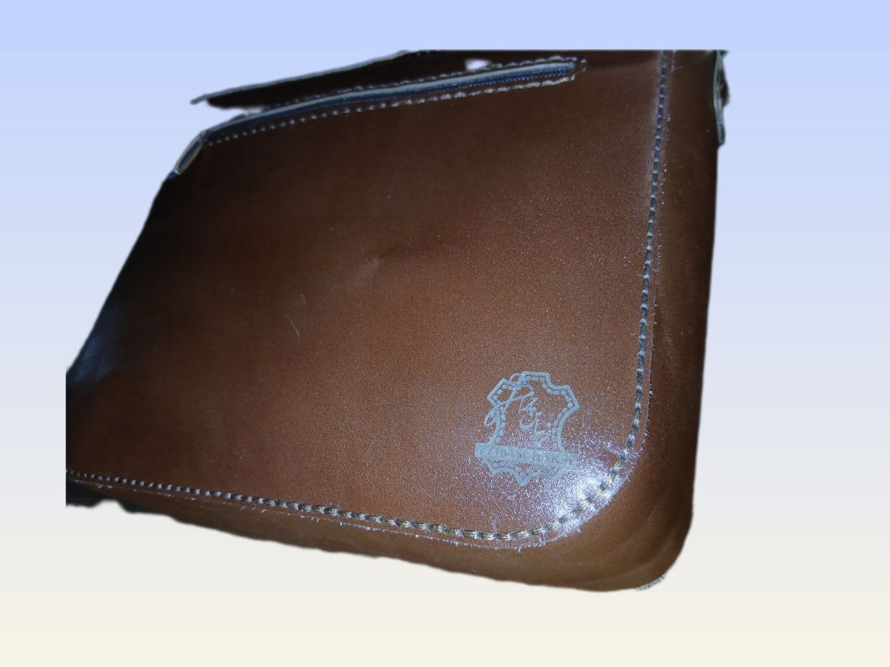 کیف دوشی زنانه چرم طبیعی طرح اسلیمی زیباس چرم