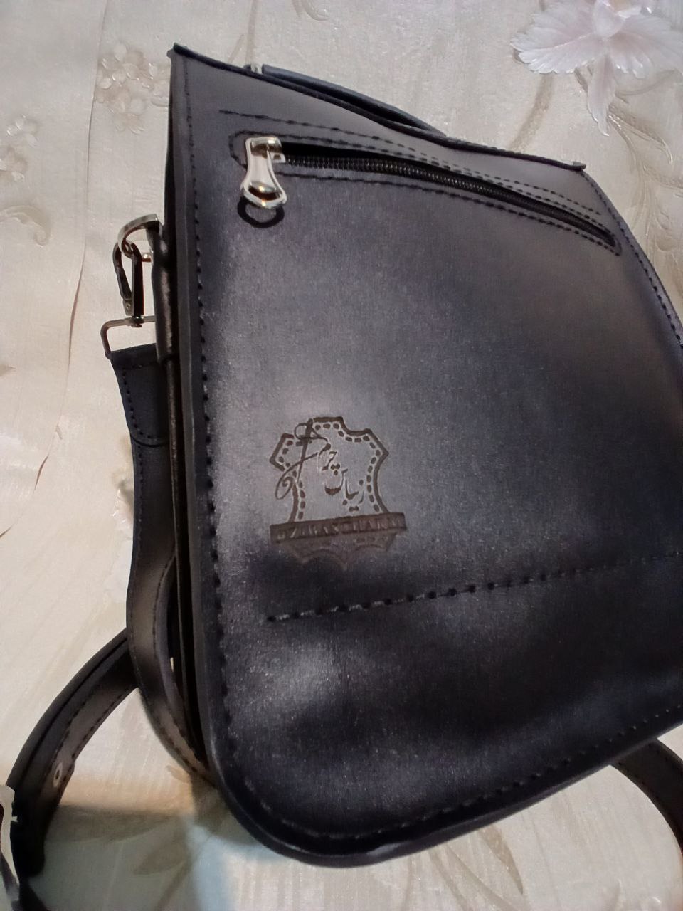 کیف دوشی چرمی شیک و کاربردی برای محیط دانشگاه و کار