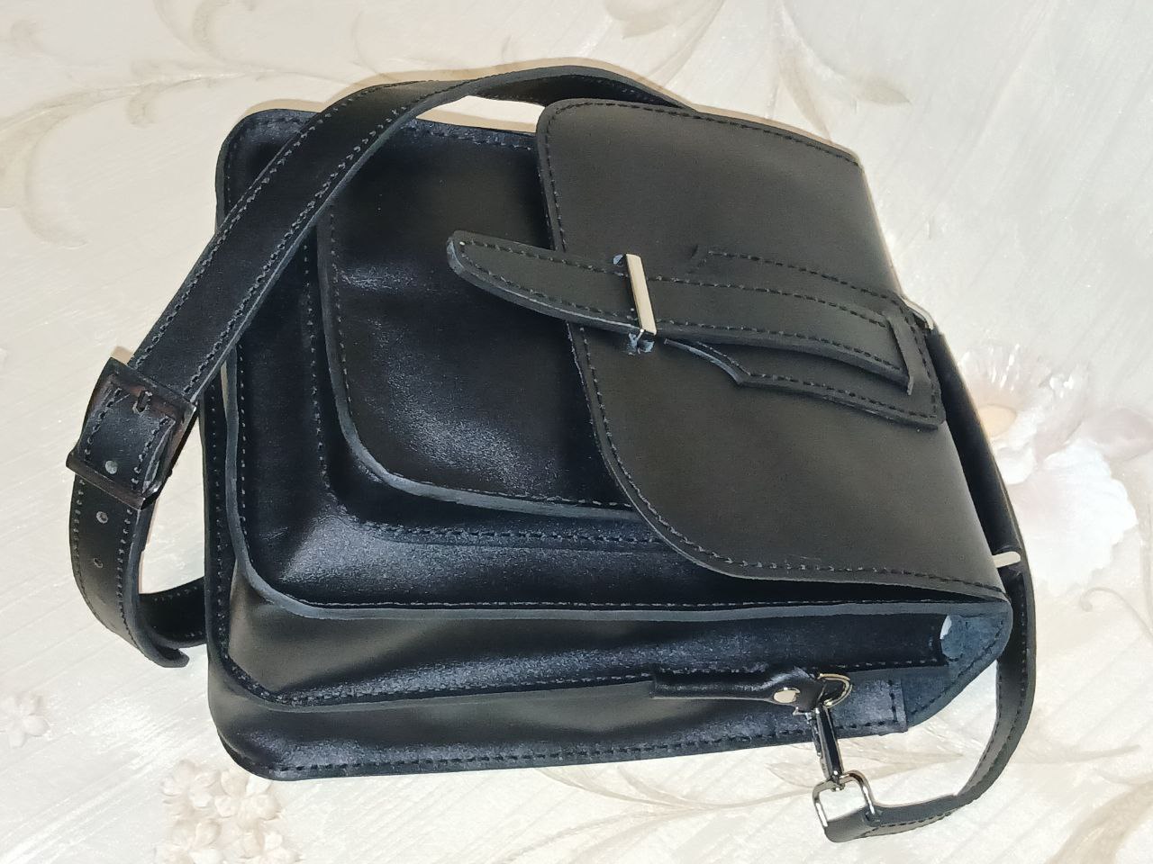 کیف دستدوز با یراق‌آلات مقاوم و نخ مومی