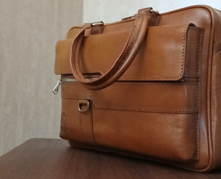 کیف اداری چرم طبیعی مناسب محیط کاری